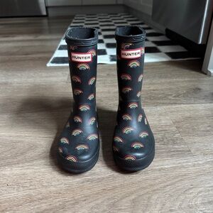 Hunter Kids' Black Boots with Rainbow Pattern